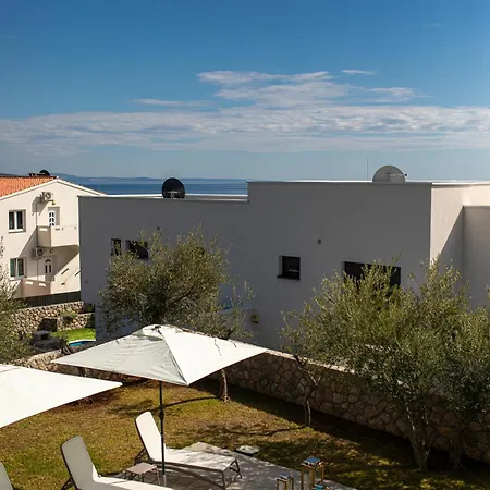 Rina - 3 Bedroom With Private Pool Apartman