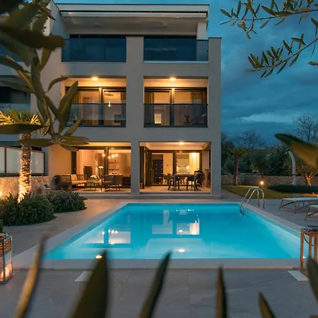 Rina - 3 Bedroom With Private Pool Apartmán *