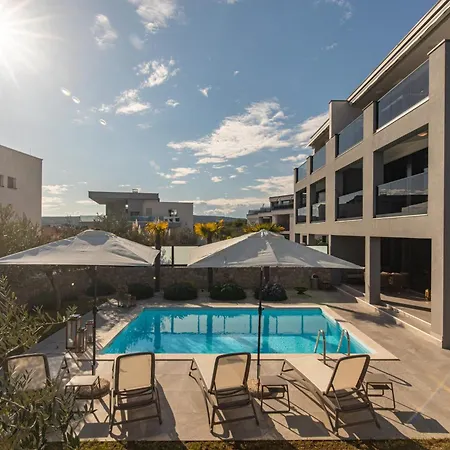 Rina - 3 Bedroom With Private Pool Apartmán