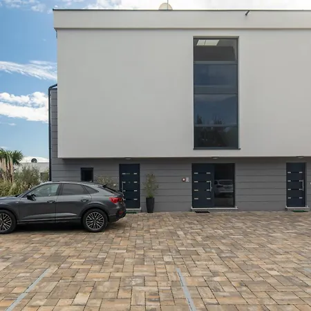 Rina - 3 Bedroom With Private Pool Apartmán *
