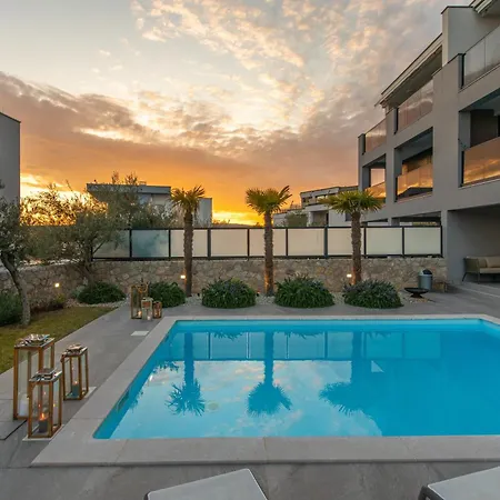 Rina - 3 Bedroom With Private Pool Apartmán