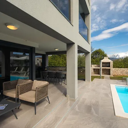 Rina - 3 Bedroom With Private Pool Apartmán *