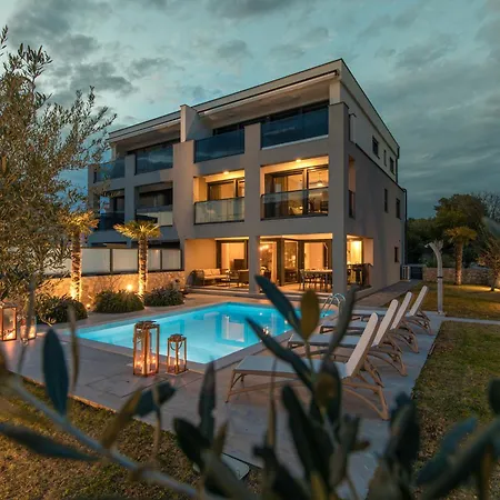Rina - 3 Bedroom With Private Pool Apartmán *