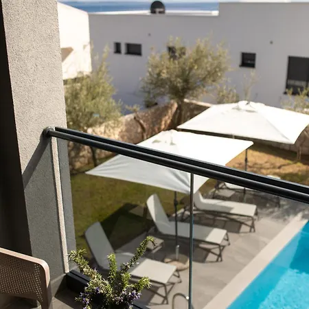 Rina - 3 Bedroom With Private Pool 크르크